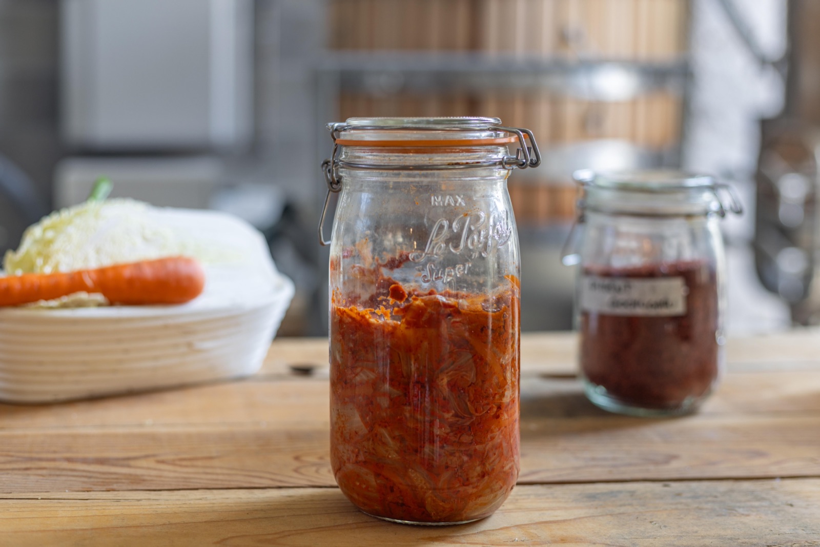 Kimchi traditionnel coréen rouge et pimenté