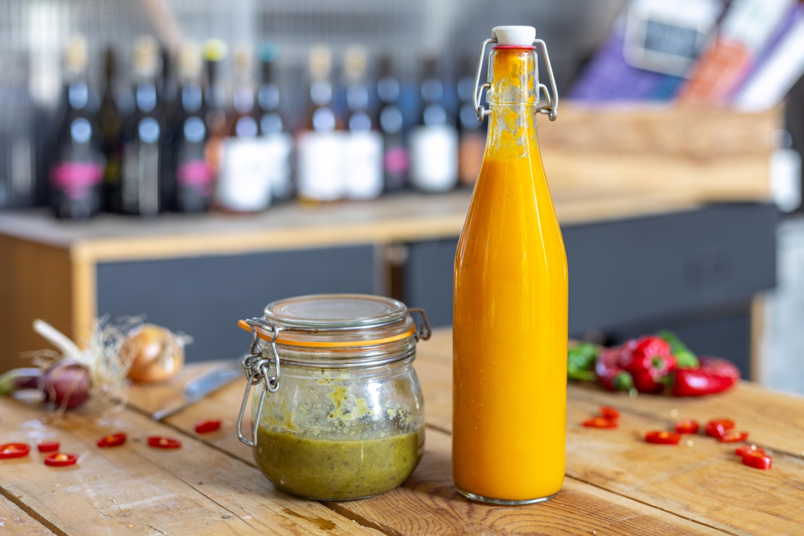 Bocaux de sauces pimentées fermentées aux couleurs vives