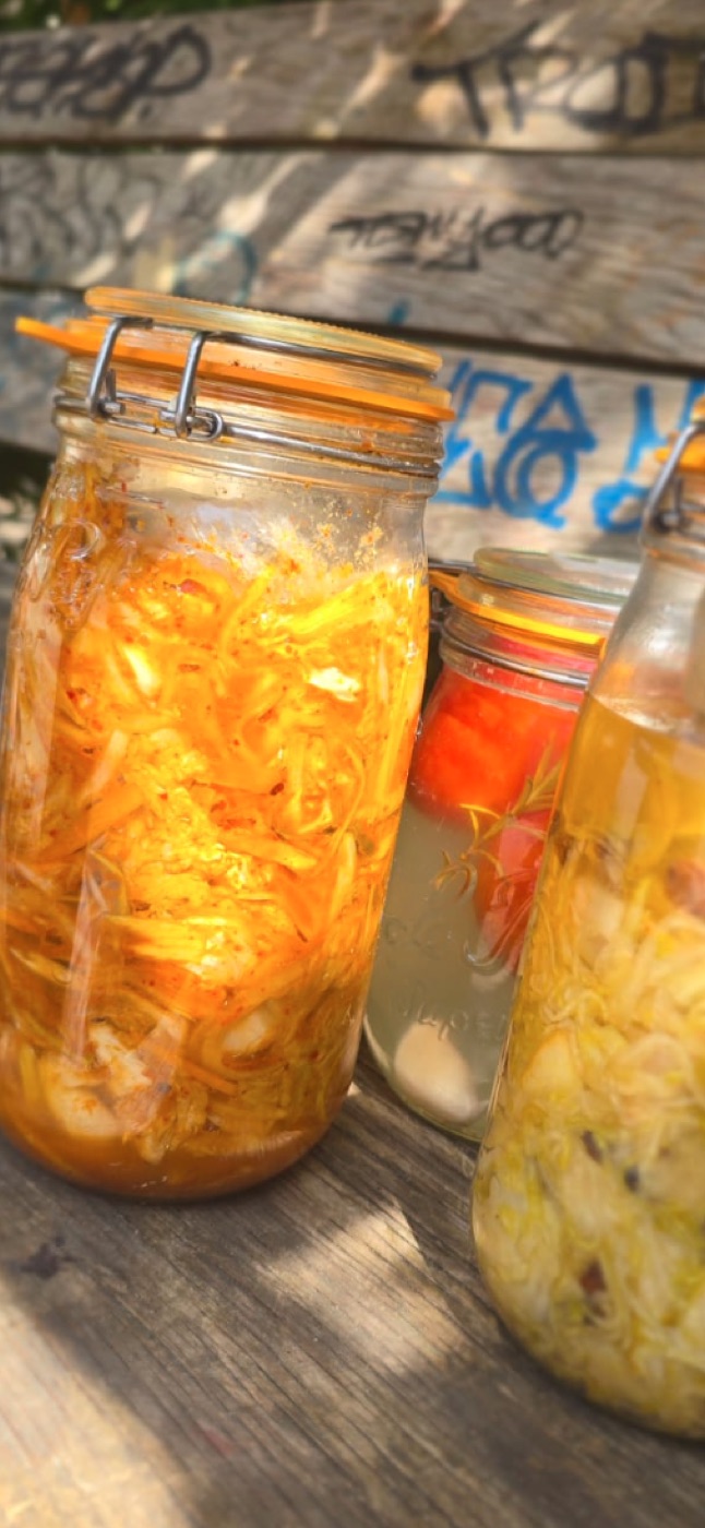 Kimchi traditionnel coréen rouge et pimenté