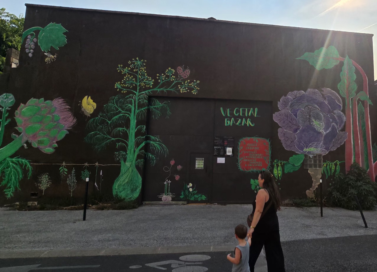 La devanture du nouveau local de La Fermenterie de Nicolas, au 78 rue de la Faïencerie à Bordeaux, avec sa fresque de fruits et légumes