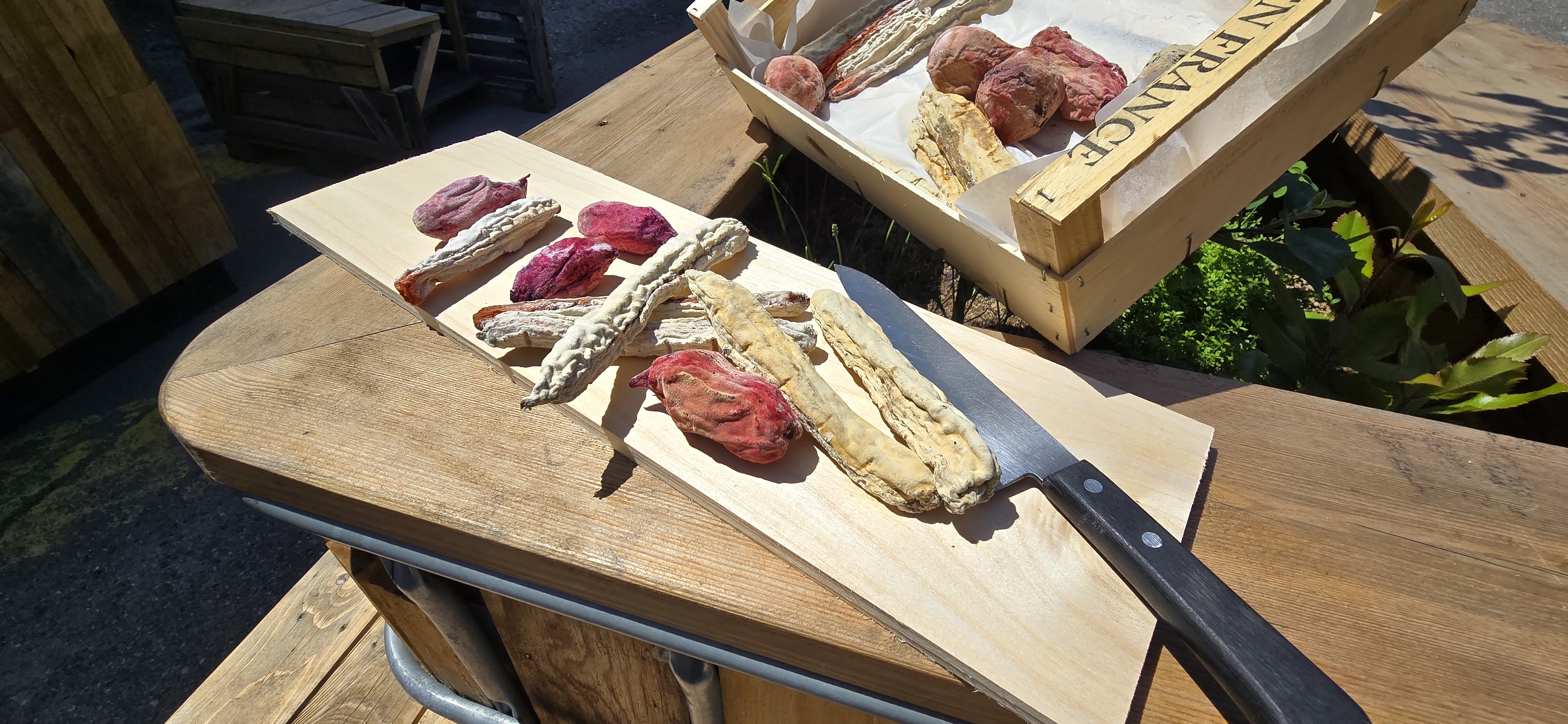Charcuteries végétales fermentées sur une planche en bois, présentées au stand La Fermenterie