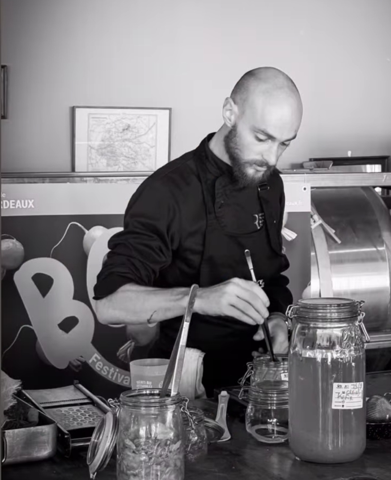 Nicolas, fondateur de La Fermenterie, en démonstration de fermentation